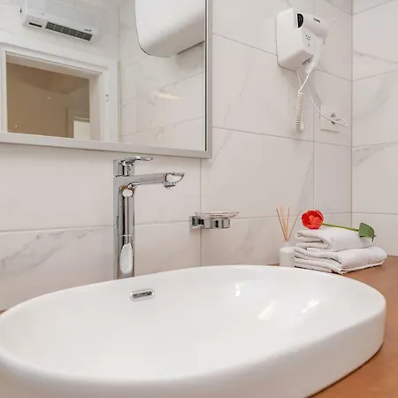 Bozi 2 Luxury With Jacuzzi For 10 Lejlighed *